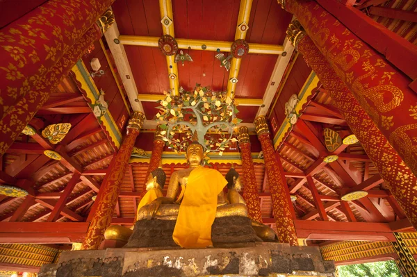 Magnifique Bouddha antique dans le temple thaïlandais . — Photo