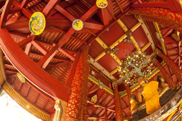 Mooie oude Boeddha in Thaise tempel. — Stockfoto