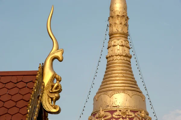 Pagoda Myanmar stylu v thajském chrámu. — Stock fotografie