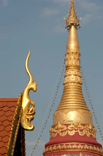 Pagode de style Myanmar dans le temple thaïlandais . — Photo