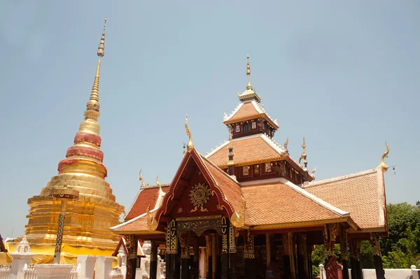 Pagode antigo no templo Wat Pong Sanook, província de Lampang, norte da Tailândia . — Fotografia de Stock