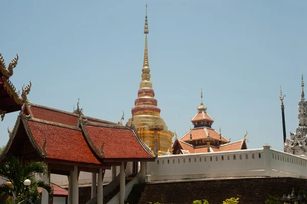 Starobylé pagoda v Wat Pong Sanook chrám, Lampang provincie, severního Thajska. — Stock fotografie