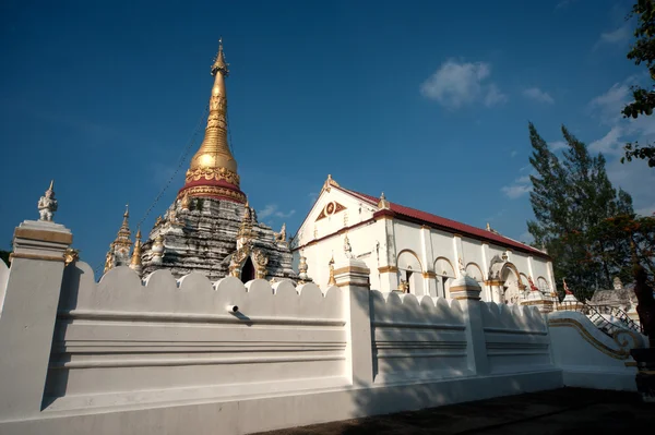 Pagoda af Myanmar stil i thailandsk tempel . - Stock-foto