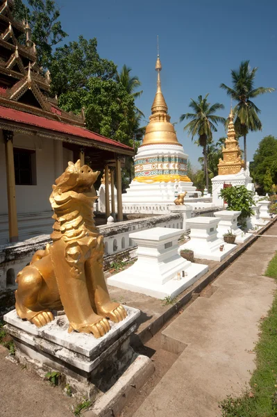 Pagoden för Myanmar style i thailändska templet. — Stockfoto
