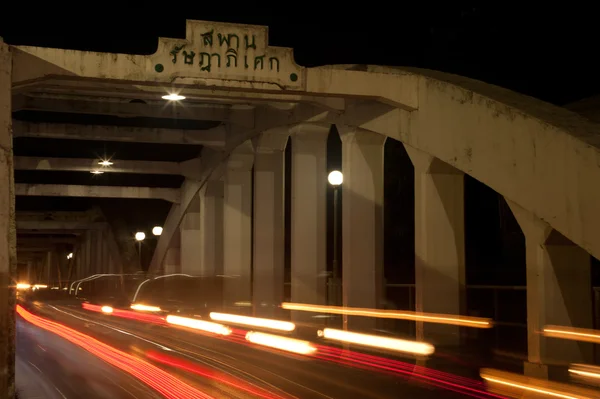 Lumière de la circulation sur l'ancien pont . — Photo