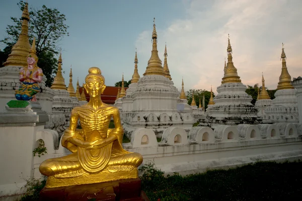 Zlatý Buddha před dvaceti pagod chrám v Thajsku. — Stock fotografie