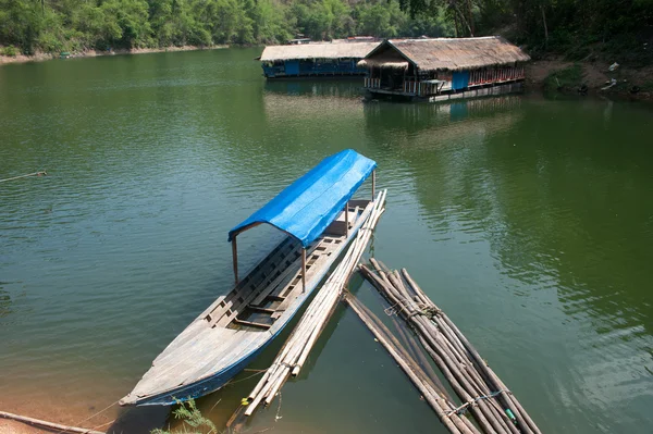 Longtail-boten in Lake . — Stockfoto