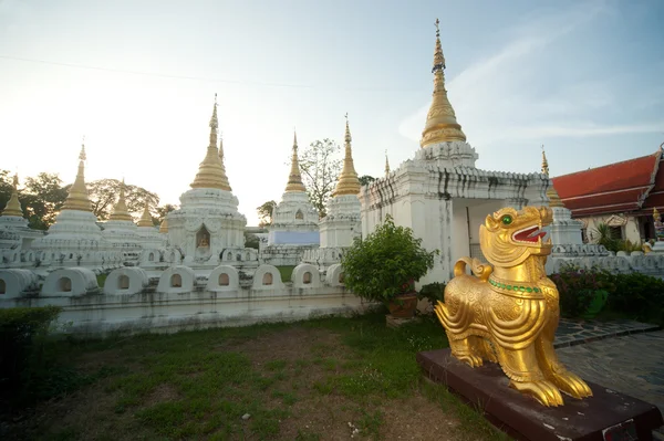 Tjugo pagoder i templet i Lampang staden i norra Thailand — Stockfoto