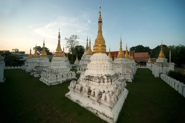 Twintig pagodes in tempel in Lampang stad in het noorden van Thailand — Stockfoto