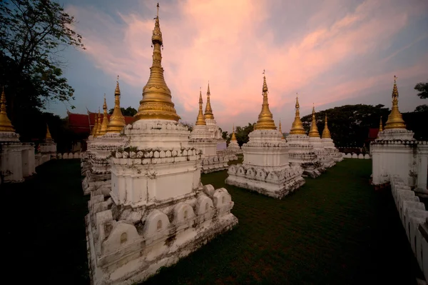 Dvacet pagod v chrámu v soumraku. — Stock fotografie