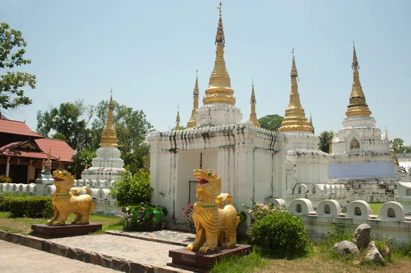 Vingt pagodes dans le temple de la ville de Lampang dans le nord de la Thaïlande . — Photo