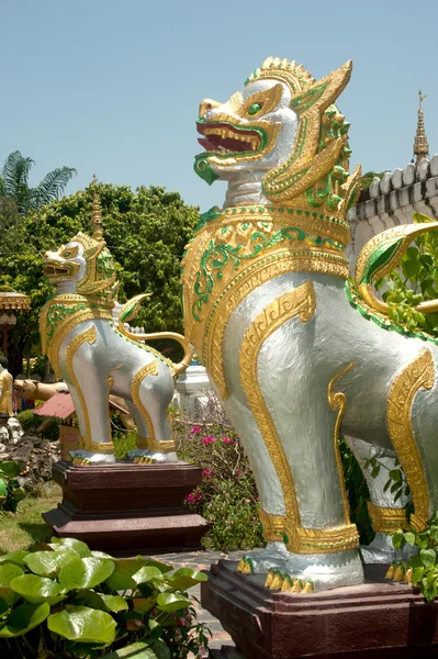 Leão é guardião em vinte Pagodes no templo, Tailândia . — Fotografia de Stock
