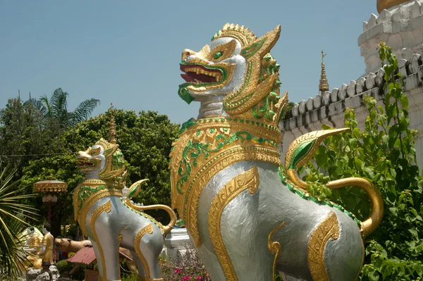 Leeuw is voogden in twintig pagodes in tempel, Thailand. — Stockfoto