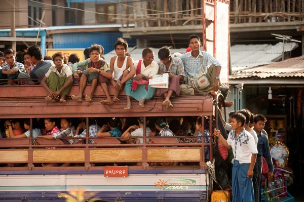 Stora bussar är vanlig plats i Myanmar. — Stockfoto