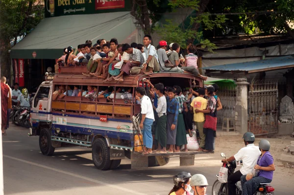 Les grands bus sont un site commun au Myanmar . — Photo