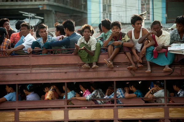 Stora bussar är vanlig plats i Myanmar. — Stockfoto