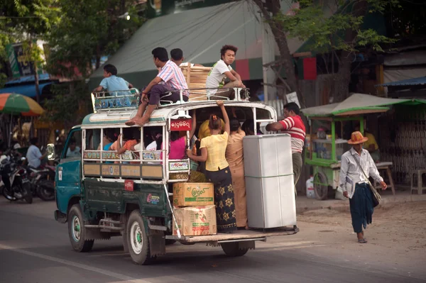Malé autobusy jsou společné místo v Myanmaru. — Stock fotografie