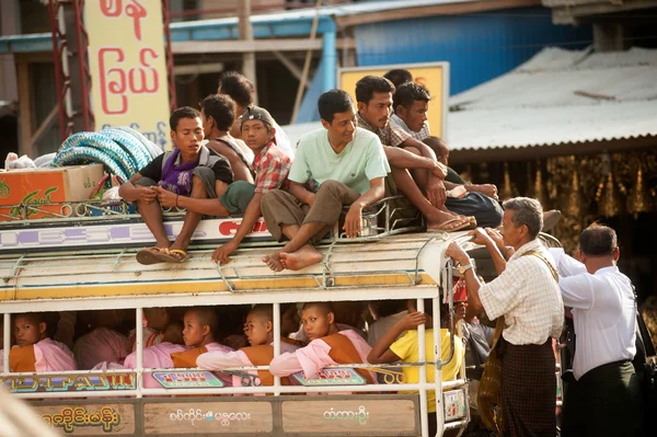 Małe autobusy są wspólne witryny w Myanmar. — Zdjęcie stockowe