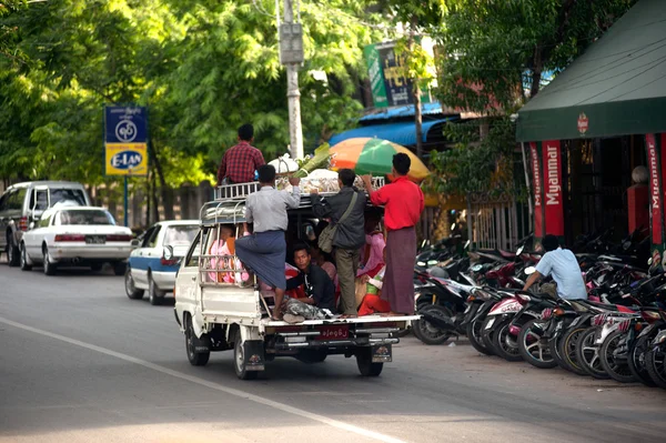 Małe autobusy są wspólne witryny w Myanmar. — Zdjęcie stockowe