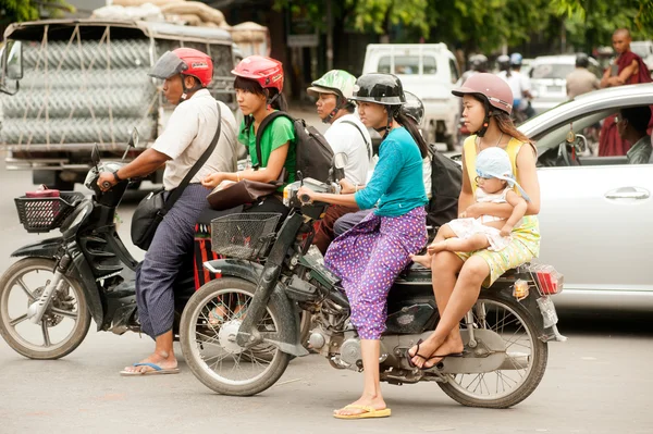 Sok motorkerékpárokat is az úton, Mianmarban. — Stock Fotó