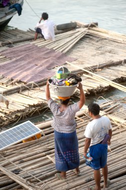 Bambu Sal yaşayan insanlar.
