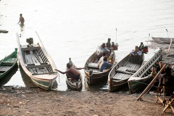 Bateau sur le rivage. — Photo