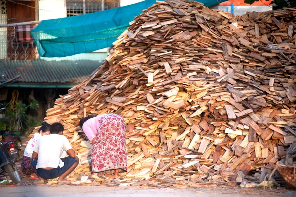 Mujer birmana trabajando . — Foto de Stock