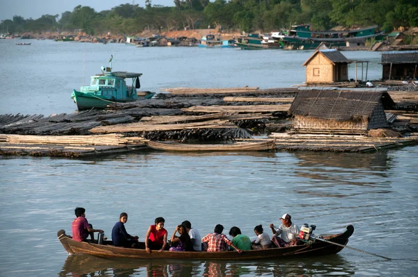 Doprava na portu aktivit v Ayeyarwaddy river, Myanmar. — Stock fotografie