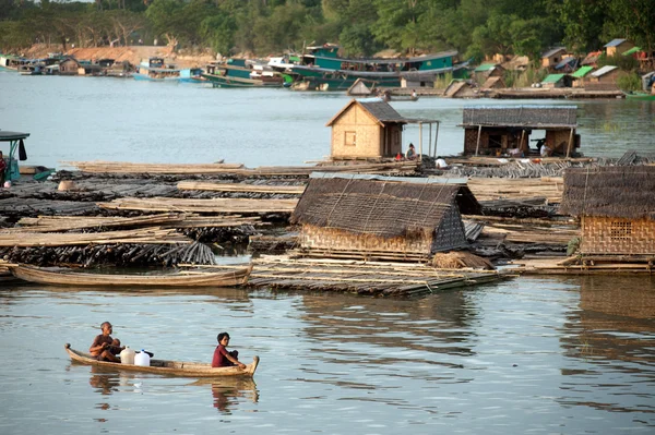 Los aldeanos cruzan el río . —  Fotos de Stock