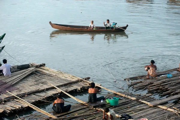Dorfbewohner fahren über den Fluss. — Stockfoto