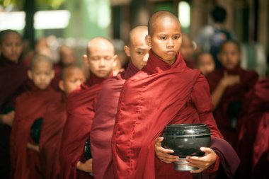 Budist rahipler bekleyen öğle satır Myanmar.