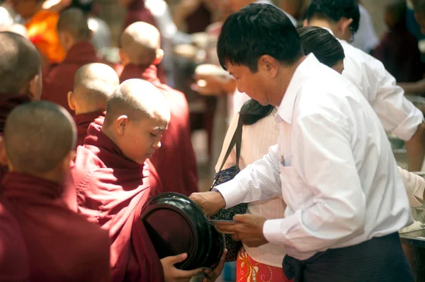Bir Budist rahip Myanmar ile sadaka veren halklar. — Stok fotoğraf