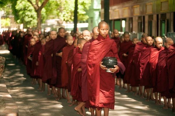 Fila de monges budistas esperando almoço em Mianmar . — Fotografia de Stock