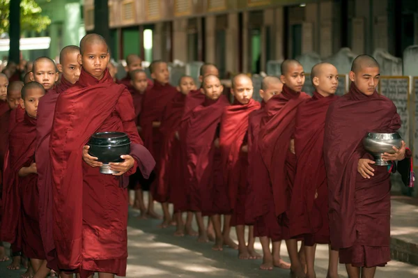 म्यांमार में दोपहर के भोजन की प्रतीक्षा करने वाले बौद्ध भिक्षुओं की पंक्ति . — स्टॉक फ़ोटो, इमेज