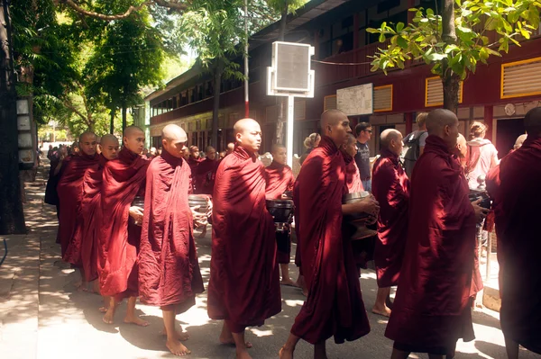 Sorban a buddhista szerzetesek vár ebéd Mianmarban. — Stock Fotó