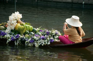 Satıcı satmak floatig pazarda, Bangkok, Tayland.