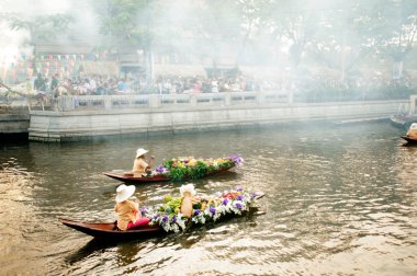 Satıcı satmak floatig pazarda, Bangkok, Tayland.
