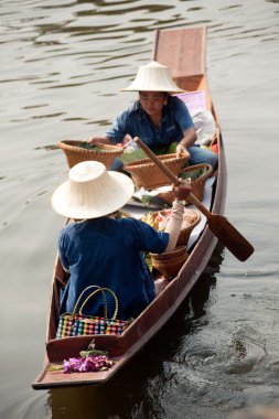Satıcı satmak floatig pazarda, Bangkok, Tayland.