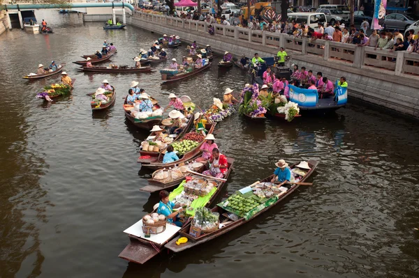 ベンダーが白く浮かぶ市場、バンコク、タイで販売します。. — ストック写真