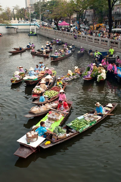 Dodavatele prodávat v floatig trhu, Bangkok, Thajsko. — Stock fotografie