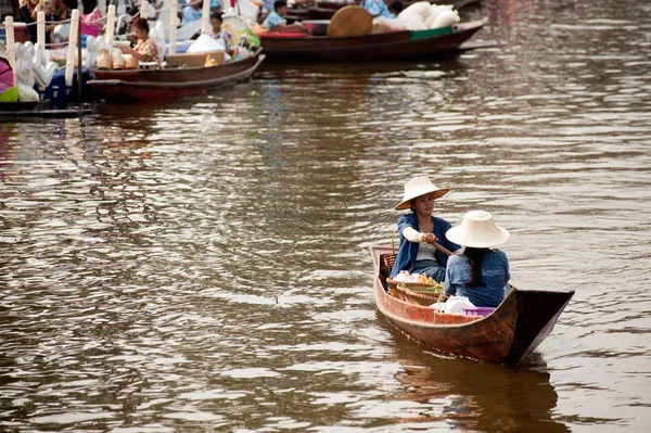 Dostawcy sprzedawać w floatig, Bangkok, Tajlandia. — Zdjęcie stockowe