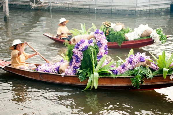 Vânzătorul vinde pe piața floatig, Bangkok, Thailanda . — Fotografie, imagine de stoc