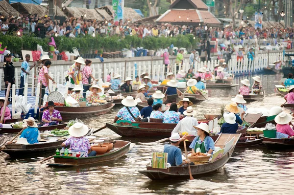 ベンダーが白く浮かぶ市場、バンコク、タイで販売します。. — ストック写真