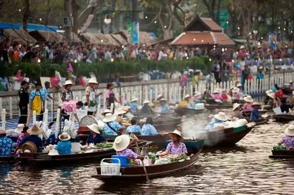 ベンダーが白く浮かぶ市場、バンコク、タイで販売します。. — ストック写真