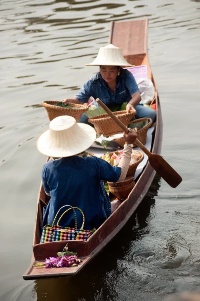 Dodavatele prodávat v floatig trhu, Bangkok, Thajsko. — Stock fotografie