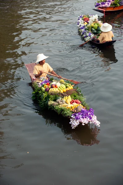 Vânzătorul vinde pe piața floatig, Bangkok, Thailanda . — Fotografie, imagine de stoc