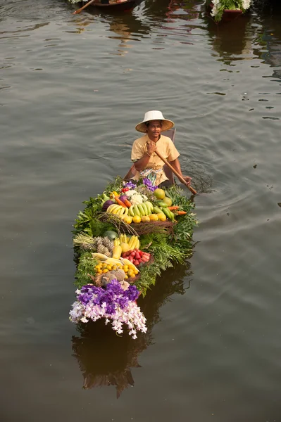 Vânzătorul vinde pe piața floatig, Bangkok, Thailanda . — Fotografie, imagine de stoc