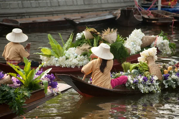 Leverantör säljer i floatig marknaden, Bangkok, Thailand. — Stockfoto