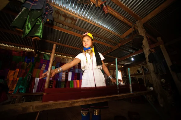 Kayan Lahwi kız dönüyor. — Stok fotoğraf