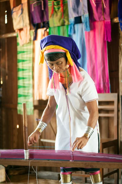 Una mujer mayor Kayan Lahwi está girando . — Foto de Stock